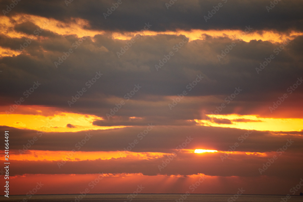 海の太陽・雲の隙間から３
