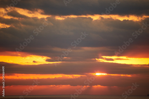 海の太陽・雲の隙間から３ © Kentaro Hayashi