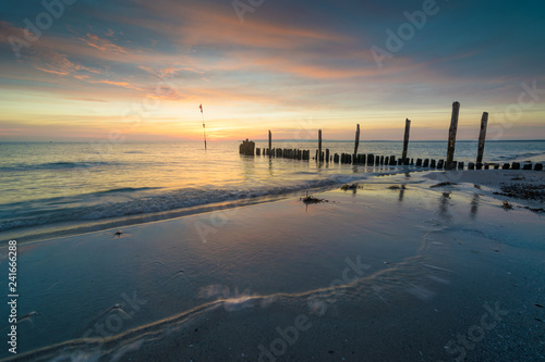 Sonnenaufgang am Ostsee Strand auf Insel R  gen