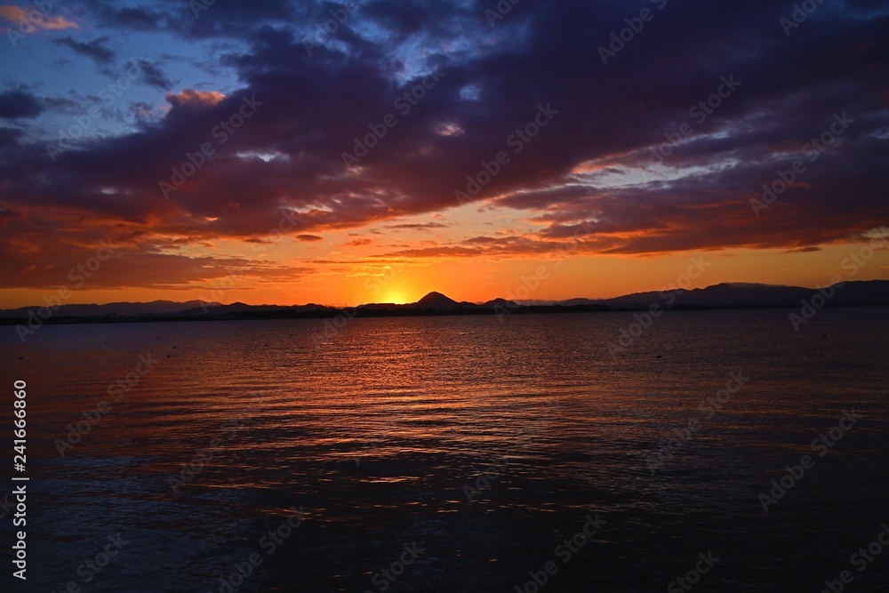 夜明け直前の琵琶湖の情景