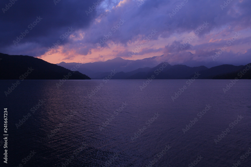 夕焼けの中禅寺湖