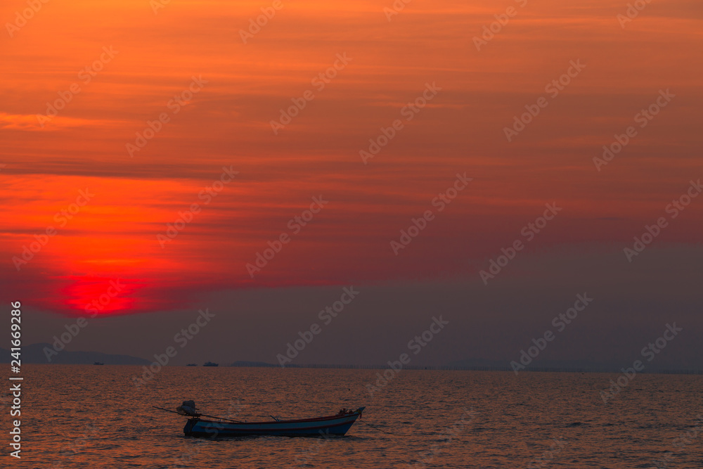 The background of the twilight light by the sea, the sun goes back to the horizon. , Is a beautiful natural atmosphere Seen during travel and travel The background of the twilight light by the sea, the sun goes back to the horizon. , Is a beautiful natural atmosphere Seen during travel and travel