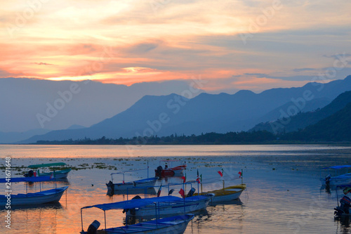 Lanchas en el lago de Chapala