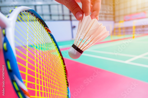 Cuadro en lienzo close up hand hold serve badminton shuttlecock with blur badminton court backgro