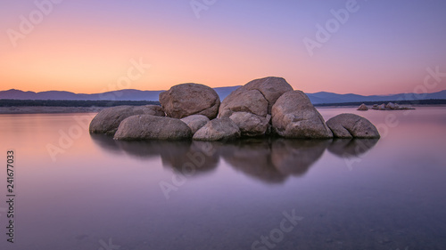 Rocas en el lago