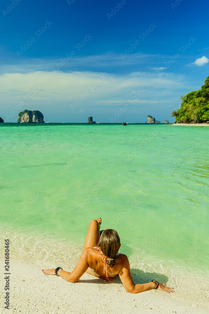 Obraz premium Woman on holidays at the beach