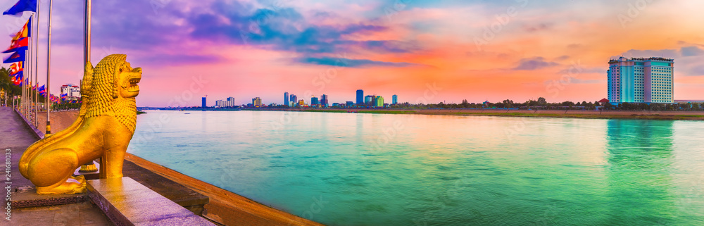 Fototapeta premium Phnom Penh riverside. Cambodia. Panorama