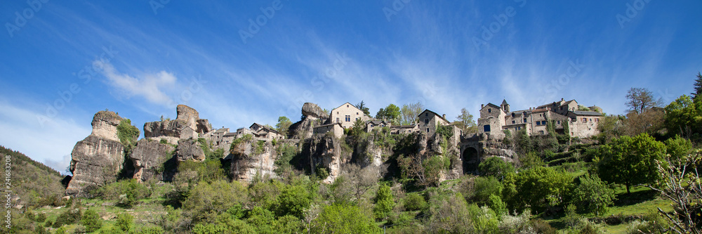 Le village de Cantobre (Aveyron) perché sur une falaise
