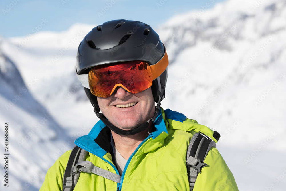 Senior Skifahrer in der verschneiten Bergen Senior Skifahrer in der verschneiten Bergen