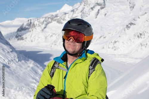 Senior Skifahrer in der verschneiten Bergen