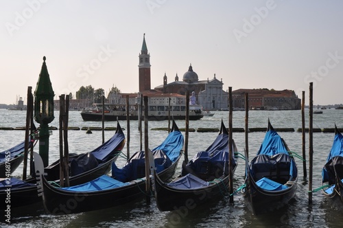 Gondolas en  Venecia © Rosa