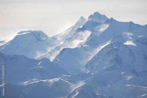 Verschneite Berge mit Nebel in den Alpen