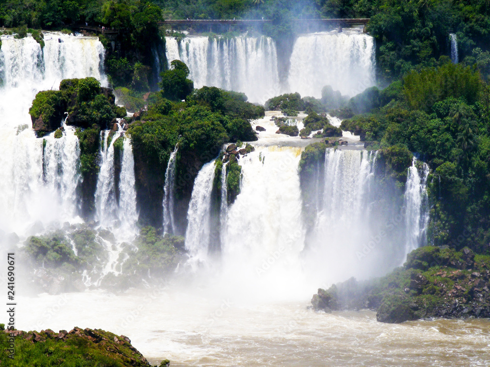 Obraz premium Wodospad Iguazu (foz de Iguacu), siedem cudów świata. Foz de Iguazu, granica między Argentyną a Brazylią. Dziedzictwo UNESCO.