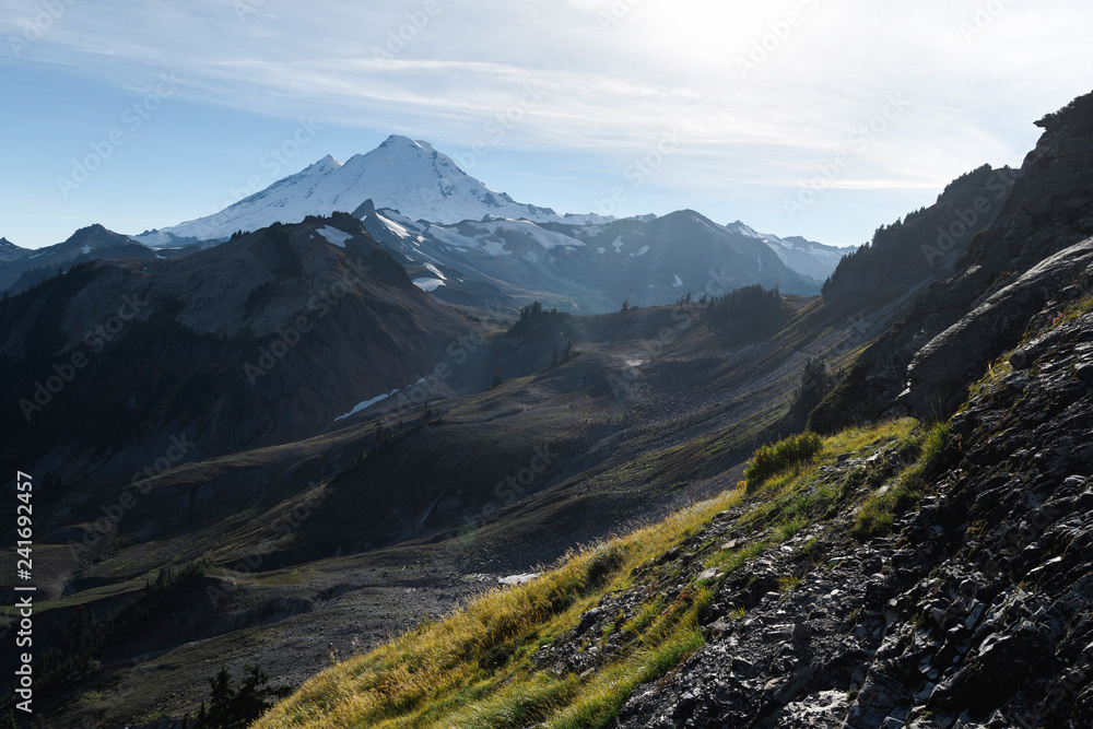 Fototapeta premium Dramatic alpine landscape in autumn and Mount Baker near dusk