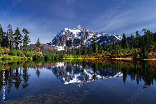 Picture lake reflecting Mount Shuksan on a beautiful day in Washington State © Tabor Chichakly