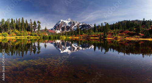 Picture lake reflecting Mount Shuksan on a beautiful day in Washington State © Tabor Chichakly