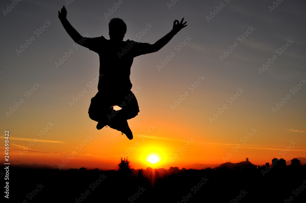 Siluetas de amigos en contraluz divirtiéndose en la puesta de sol. Siluetas de amigos en contraluz divirtiéndose en la puesta de sol.