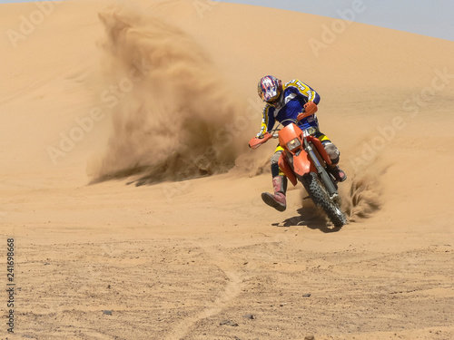 Fototapeta Naklejka Na Ścianę i Meble -  riding in the desert