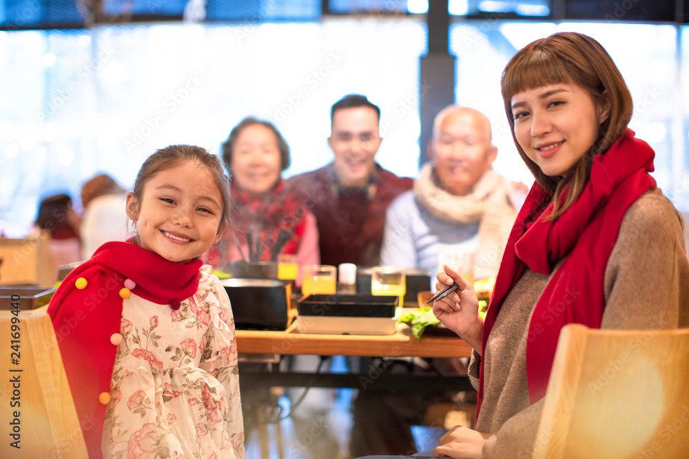 Obraz premium happy asian family having dinner and celebrating chinese new year