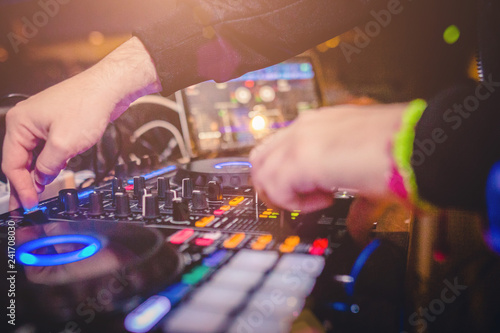 Console da DJ in discoteca e Festival della musica