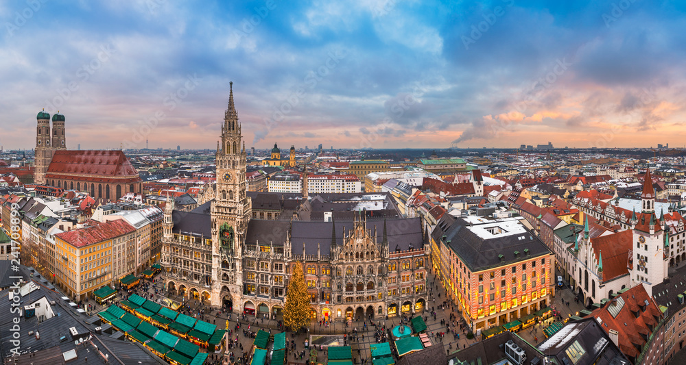 Naklejka premium Skyline und Weihnachtsmarkt von München