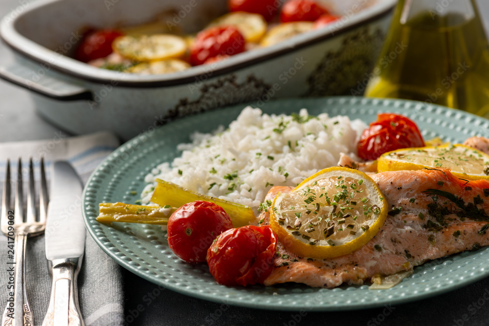 Oven baked salmon with leek and tomatoes, served with boiled rice.