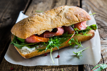 Sierkussen Snackbar Sandwich met zalm en roomkaas  © Ruslan Mitin