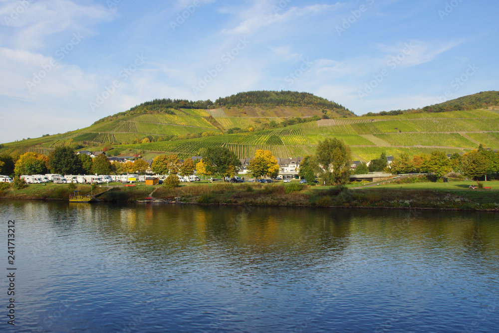 Enkirch an der Mosel gesehen von dem Dorf Kövenig gegenüber
Enkirch an der Mosel gesehen von dem Dorf Kövenig gegenüber