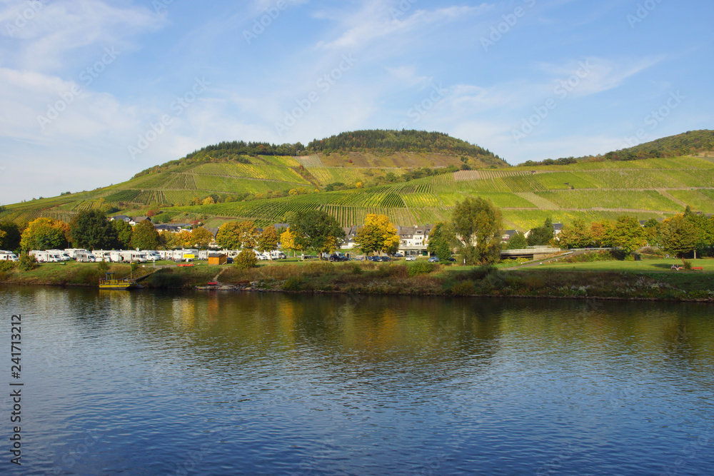 Enkirch an der Mosel gesehen von dem Dorf Kövenig gegenüber
