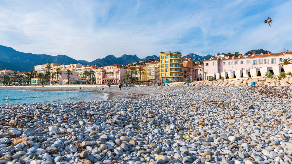 Obraz premium La spiaggia sassosa di Menton