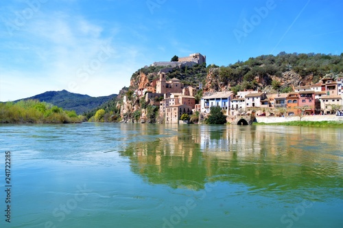 Fototapeta Naklejka Na Ścianę i Meble -  Miravet visto desde el Ebro