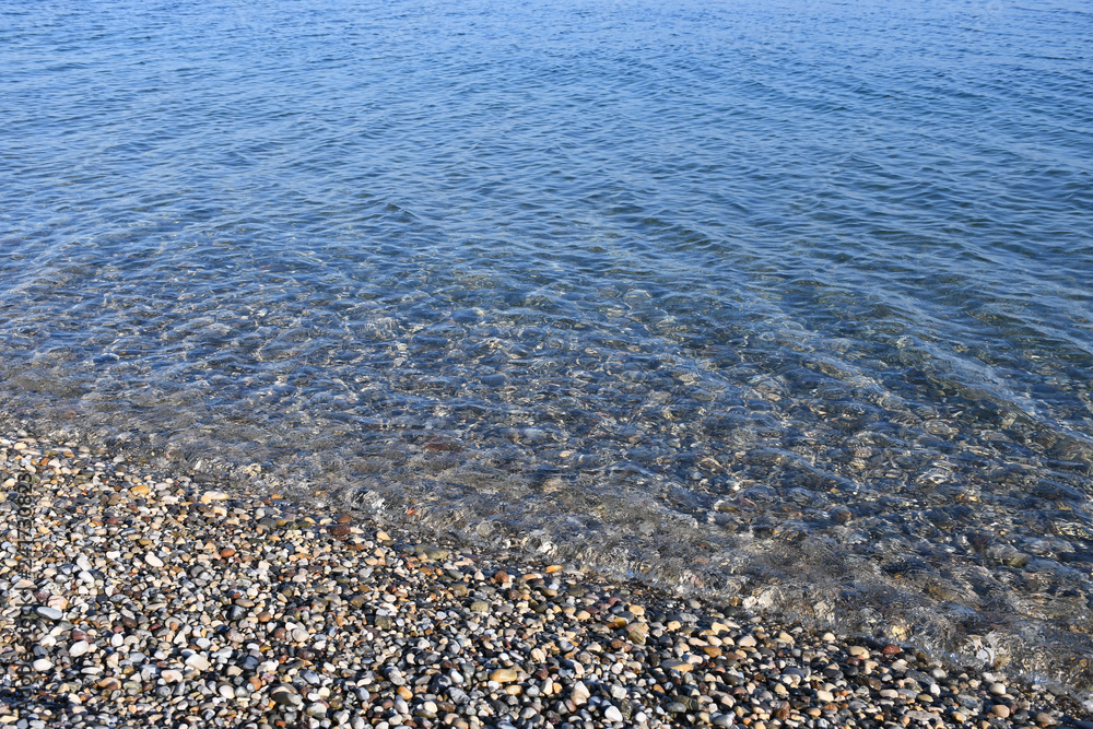 Spiaggia di ciottoli colorati e acqua trasparente Spiaggia di ciottoli colorati e acqua trasparente