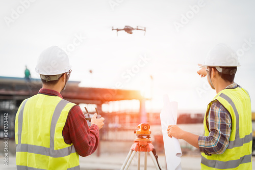 Foto Engineer surveyor working with theodolite at construction site
