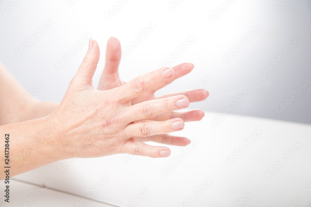 Fototapeta premium Terapia lustrzana. ćwiczenia na sprawność ruchową dłoni. 