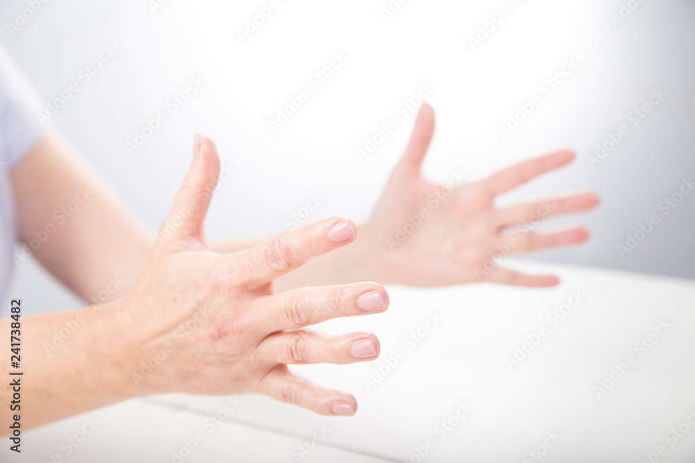 Naklejka premium Terapia lustrzana. ćwiczenia na sprawność ruchową dłoni. 