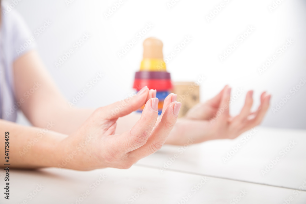 Obraz premium Terapia lustrzana. ćwiczenia na sprawność ruchową dłoni. 