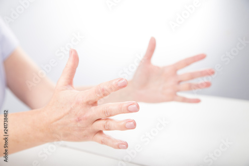 Terapia lustrzana. ćwiczenia na sprawność ruchową dłoni. 