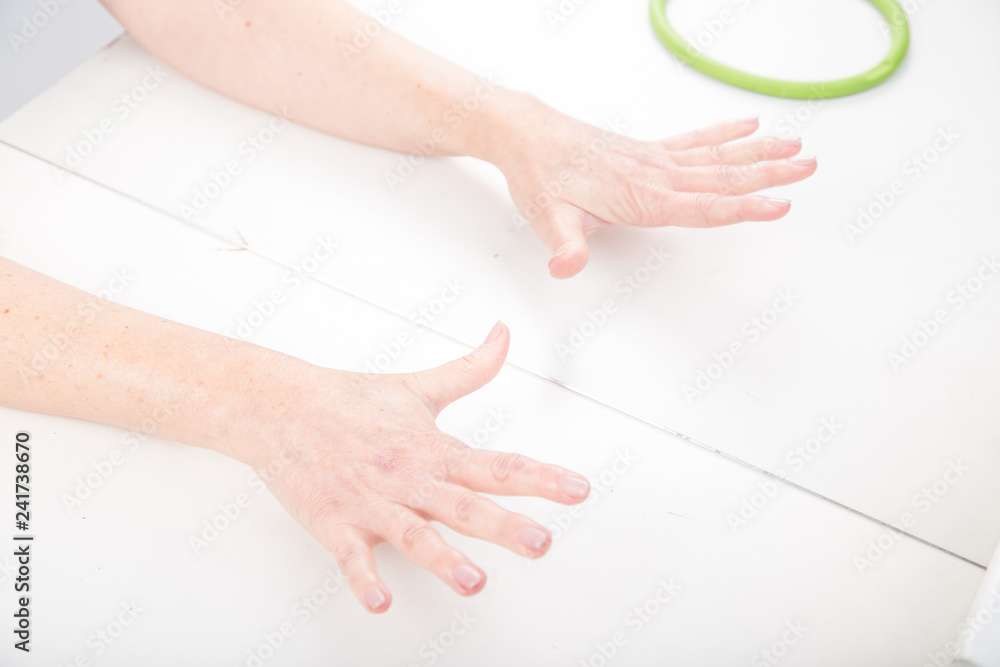 Fototapeta premium Terapia lustrzana. ćwiczenia na sprawność ruchową dłoni. 