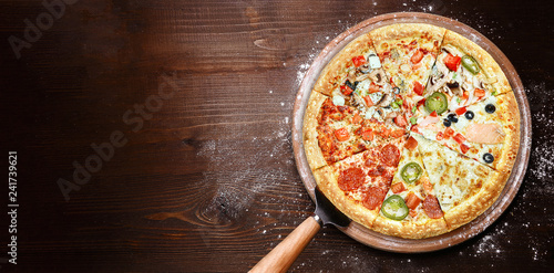 Photo classic Italian pizza on a wooden tray, served in a small authentic Italian rest