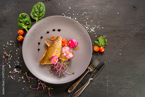 Schilderij op canvas Fish fillet with vegetables on wooden background