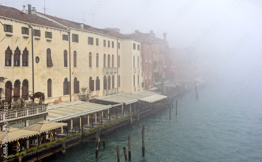 Naklejka premium View from the bridge Ponte degli Scalzi in the Grand Canal in Venice on a cold and foggy winter day