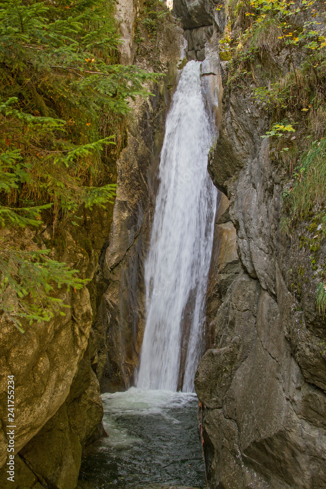 Naklejka premium Wasserfall am Tatzelwurm