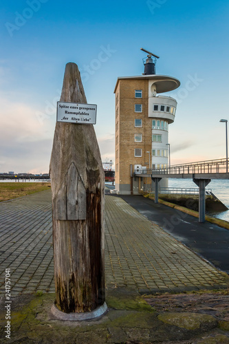 Cuxhaven Rammpfahl der Alten Liebe vor dem Radarturm im Sonnenuntergang