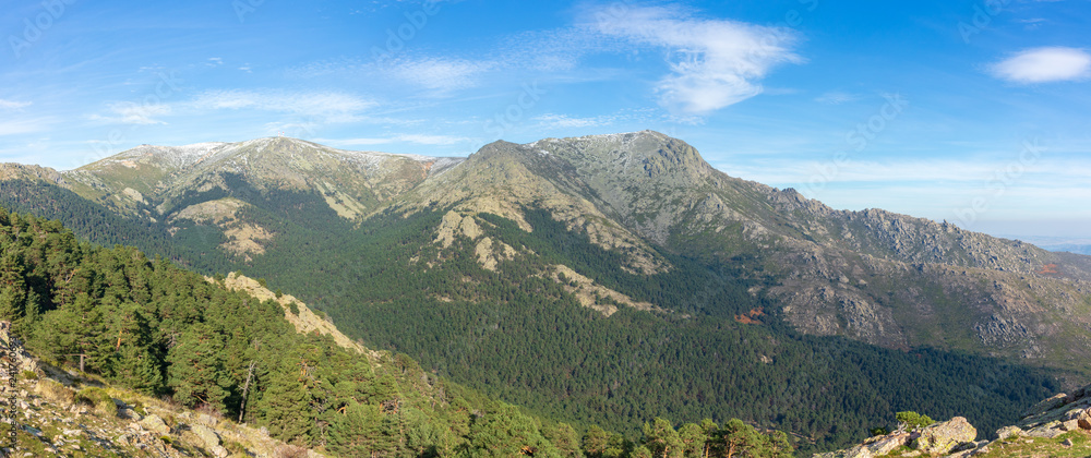 Panoramica Valle de la barranca con el pico de la Maliciosa