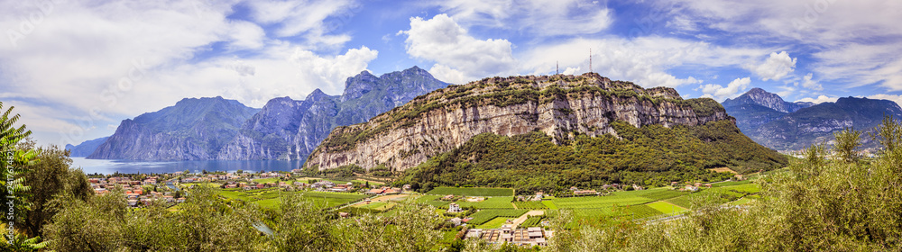 Fototapeta premium Idylliczny krajobraz Włochy, Lago di Garda: Góry, mała wioska i jezioro: Panorama