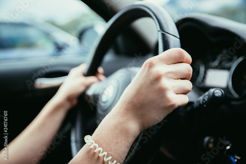 Sports car steering wheel, woman is driving © Patrick Daxenbichler