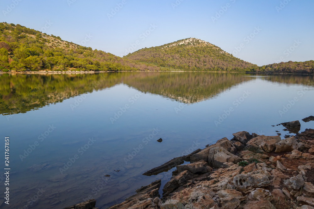 Jezero Mir, Binnenseeauf den Kornaten in Kroatieb