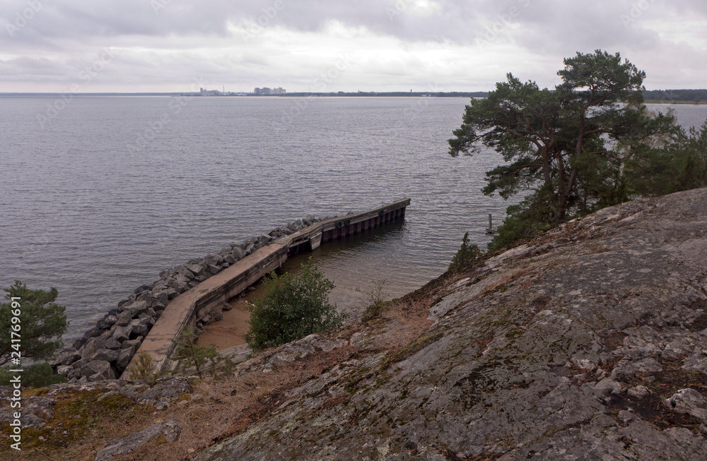 Am felsigen Ufer des Vänern Sees bei Lidköping in Schweden