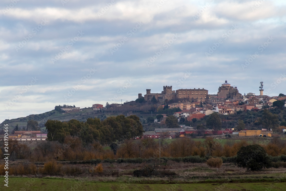 Vista general y panorámica del castillo de Oropesa de Toledo