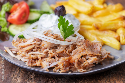 Tableau sur toile griechisches Gyros mit Tzatziki und Pommes frites